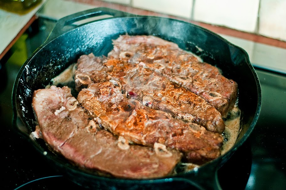 Простой рецепт говядины на сковороде. Можно ли жарить грудинку говяжью.