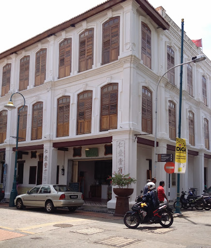 Located within the core zone of the UNESCO World Heritage Site, the restored Ren i Tang housed the Tang (bistro), Yin Oi Tong Chinese Medical Hall Museum, Yin Oi Tong Chinese Medical Hall and Ren i Tang Heritage Inn.