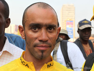 Clain Médéric, vainqueur de la troisième étape du Tour de la RD Congo de cyclisme  le 21/06/2013 devant l’hôtel de poste à Kinshasa. Radio Okapi/Ph. John Bompengo