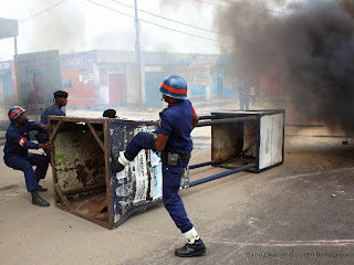 La police tente de dégager la route à Kinshasa lors d’une manifestation des membres de l’opposition congolaise, le 19/01/2015. Radio Okapi/Ph. John Bompengo