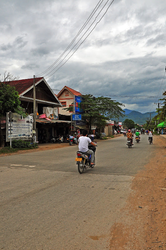 TRECE: vuelta ciclista a Luang Prabang - TAILANDIA A LAOS POR EL MEKONG Y LA ISLA ELEFANTE (10)