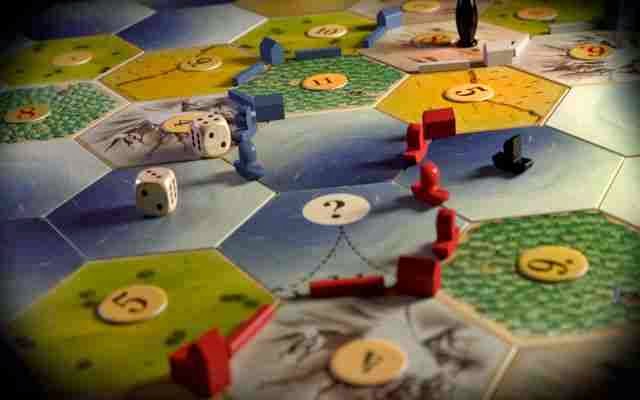 Jugar juegos de mesa como: ajedrez, monopolio, Los colonos de catan,etc Jugar juegos de mesa como: ajedrez, monopolio, Los colonos de catan,etc