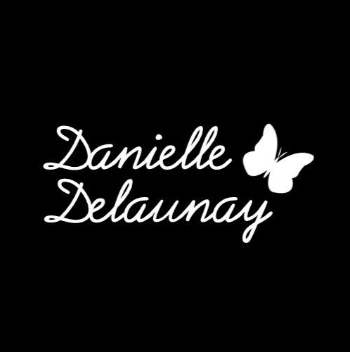 La hermosa rubia  y tetona Danielle Delaunay biencogida