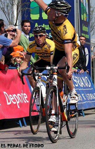 Schumacher por delante de Zaballa en Gijón.