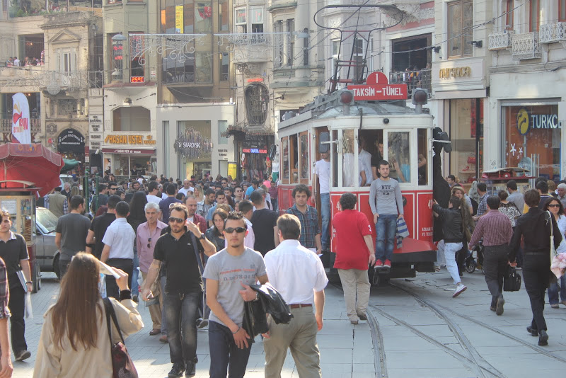 Люди живущие в стамбуле. Турция люди на улице. Стамбул улицы. Стамбул люди на улице. Турки на улицах Стамбула.