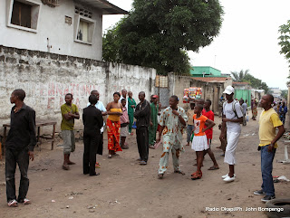 La population en émoi sur une avenue de Kinshasa le 30/12/2013, lors de l’attaque de la station de télévision nationale(RTNC) par des hommes non identifiés. Radio Okapi/Ph. John Bompengo