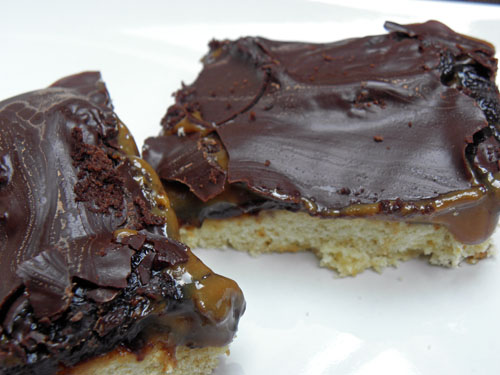mazurek czyli ciasto ze śliwkami czekoladą kajmakiem