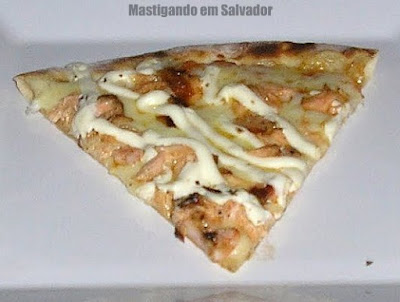 Jabuticaba Restaurante e Pizzaria: Uma fatia da pizza Salmão com Cream Cheese