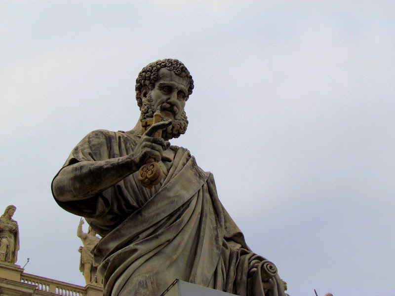 Памятник святого петра. Статуя Святого Петра в Ватикане. Бронзовая статуи Святого Петра Великого. Статуя Святого Петра с тиарой.