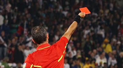 Аржентински рефер показа цели 36 червени картона в един мач