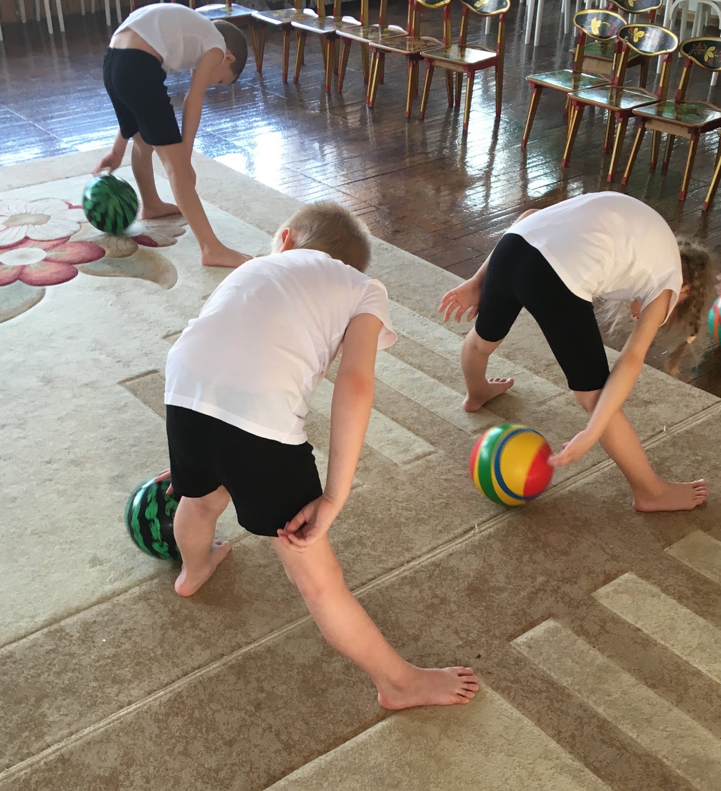 Утренняя гимнастика возрастной группе. Занятия с мячом для детей. Занятия на мяче в детском саду. Упражнения с мячом для детей дошкольного возраста. Упражнения с мячом в ДОУ.