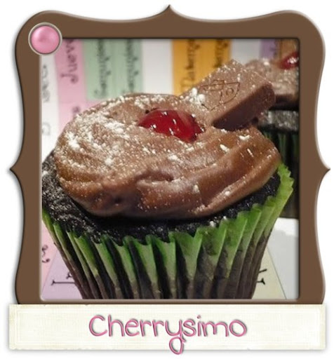 Cupcake de chocolate con cubierta espectacular de buttercream de chocolate de leche y licor de cherry.