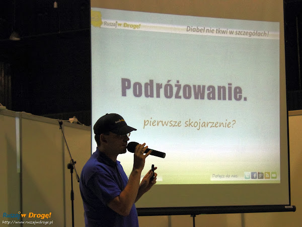 Maciej na prezentacji Ruszaj w Drogę o podrózowaniu po Polsce