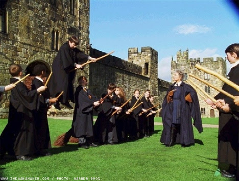 Adegan Harry Potter dan kawan-kawan menerima pelajaran terbang dengan sapu