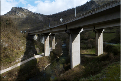 Pasamos bajo el viaducto