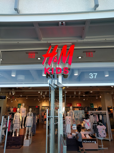 Clothing Store «H&M», reviews and photos, 37 Aquarium Way, Long Beach, CA 90802, USA