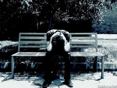 Hình ảnh con trai buồn, đau khổ vì thất tình Ảnh con trai buồn ôm đầu gục xuống