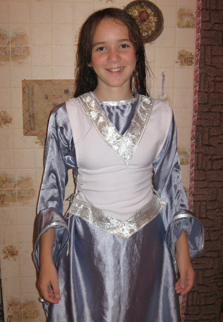 Моя дочь сшила себе средневековое платье