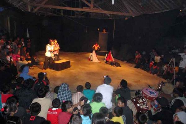Pak Lurah Dasuki dan Desa Wisata Jono Pak Lurah Dasuki dan Desa Wisata Jono