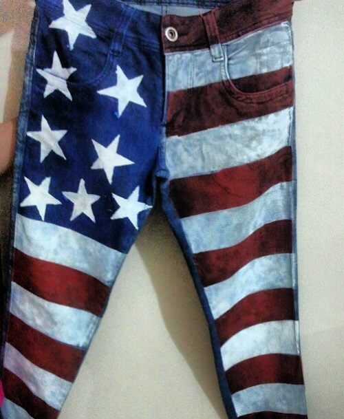 Calça customizada com bandeira dos Estados Unidos
