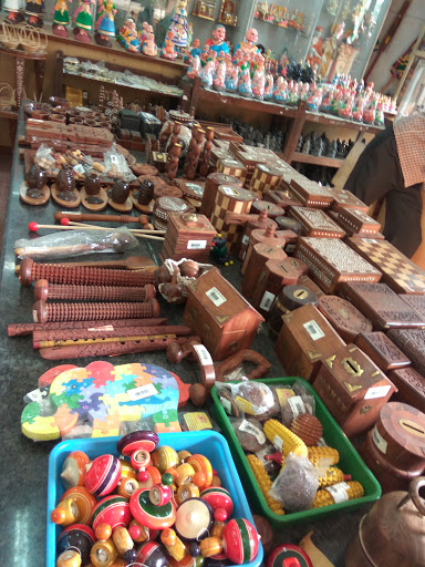 Poompuhar Handicrafts, Gandhiji Rd, Graham Nagar, Shivaji Nagar, Thanjavur, Tamil Nadu 613001, India, Hobby_Shop, state TN