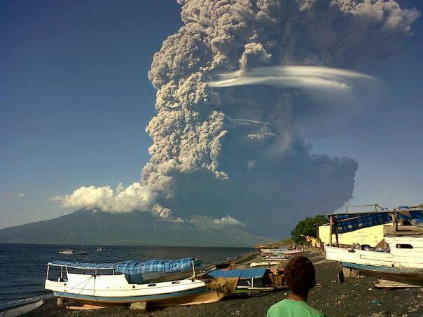 Enormes pirocúmulos asociados a la erupción del Sangeang