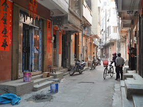 woman with bicycle south of Jiaoqiao New Road (滘桥新路) in Yangjiang