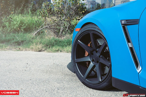 azure-blue-nissan-gt-r-with-20-inch-vossen-wheels-005