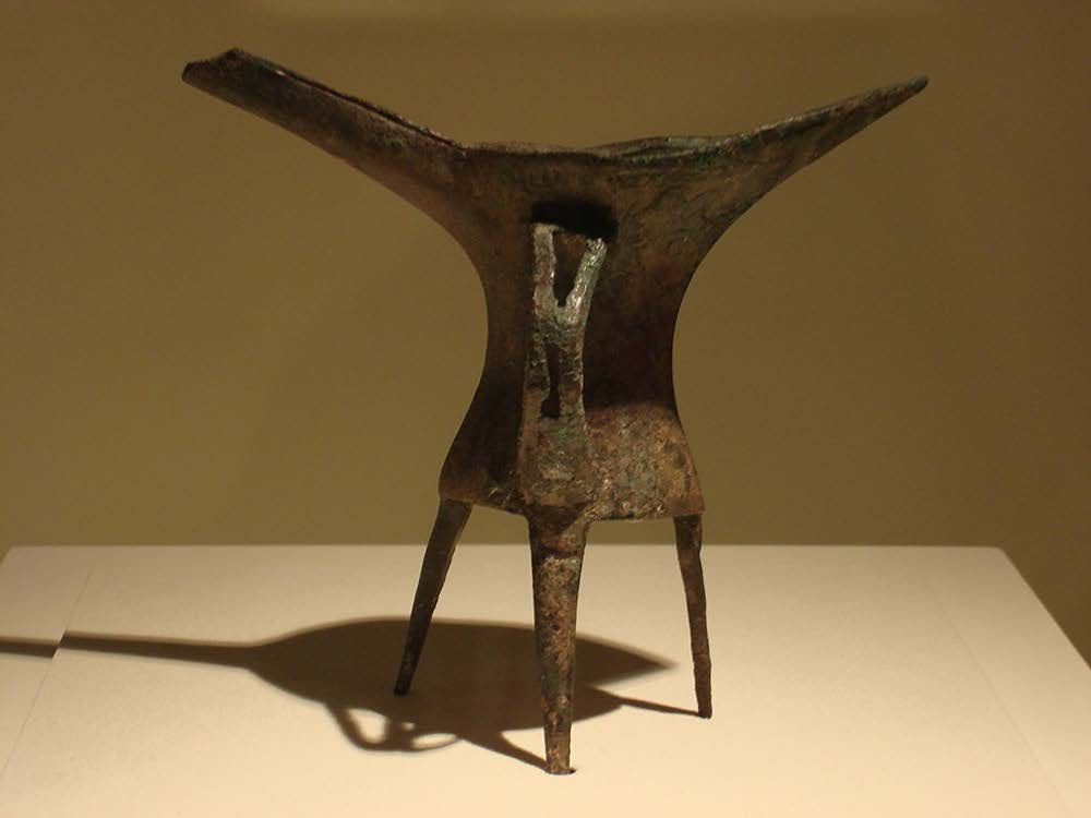 Bronze ritual vessel for heating and drinking wine found at Erlitou | Author: User “Editor at Large” | Source: Wikimedia Commons | License: CC BY-SA 2.5