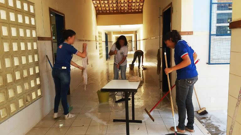 alunos limpando 

colégio