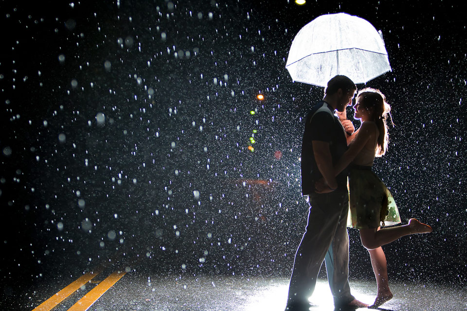 hình ảnh lãng mạn hôn nhau trong mưa