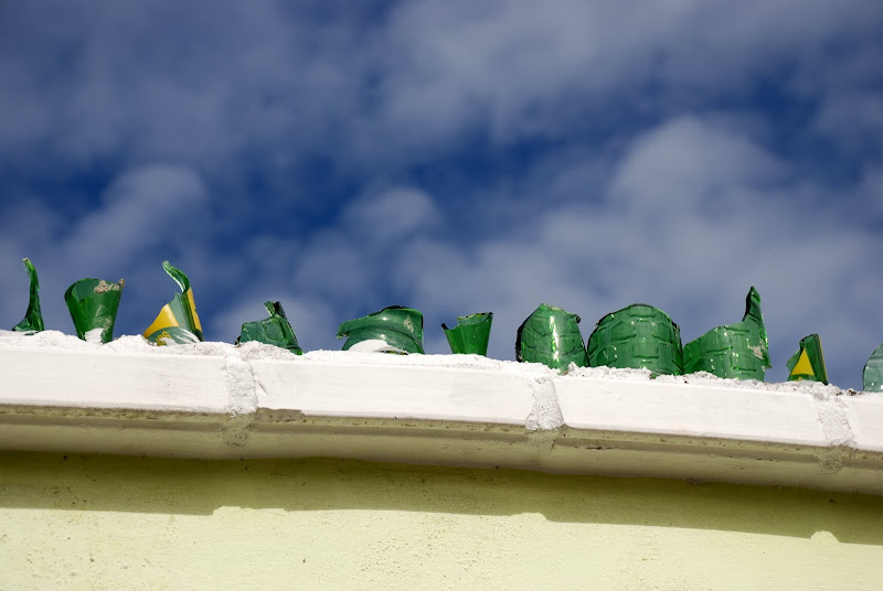 Botellas rotas para cuidar la casa de los ladrones - a4000 | Vivir en