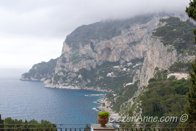 Capri adasının dik kayalık kıyıları
