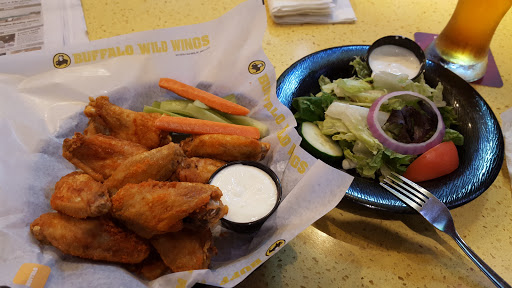 Chicken Wings Restaurant «Buffalo Wild Wings», reviews and photos, 703 Poquonock Ave, Windsor, CT 06095, USA