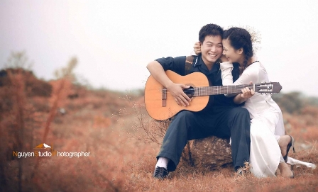 Bộ ảnh tình yêu người Lính đẹp và lãng mạn nhất Ảnh người lính ôm đàn hát cho người yêu nghe