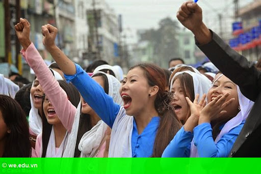 Hình 2: Ấn Độ: Đám đông điên loạn xông vào tù, hành hình kẻ hiếp dâm Hình 2: Ấn Độ: Đám đông điên loạn xông vào tù, hành hình kẻ hiếp dâm