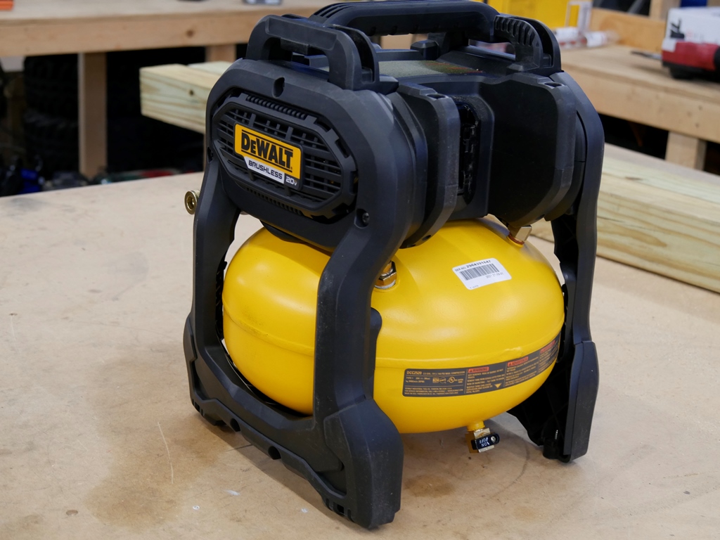 เครื่องบีบอัดไร้สาย DeWALT มีวาล์วเดรนแบบบอลมาตรฐานพร้อมคันโยกพลาสติก