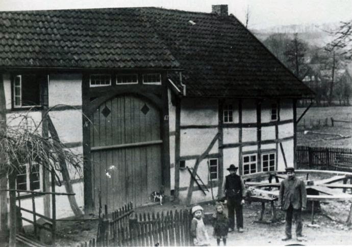 Mühlenbauer und Zimmermann Friedrich Paukaus Nalhof, um 1915. Die Mühlenbauer waren für den Bau und die Reparatur von „gehenden Werken“, Wasserrädern, Windmühlen flügeln und Stauwerken zuständig. Sie mußten sowohl Holz- als auch Eisenarbeiten verrichten, Tourenzahlen berechnen und Turbinen einbauen können. Mühlenbauer gehörten daher zu den am umfassendsten ausgebildeten Handwerkern und übten meistens mehrere Berufe gleichzeitig aus. Für den Bau von Windmühlen war allerdings eine Sonderausbildung erforderlich