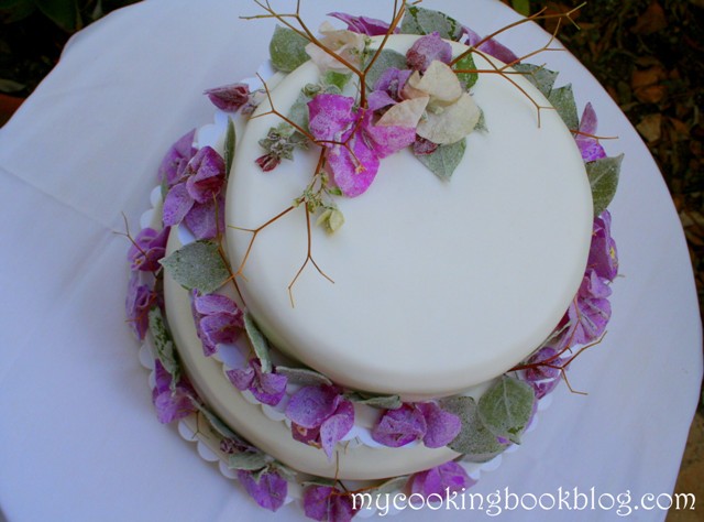 Сватбена торта със захаросана бугенвилея - My Cooking Book Blog