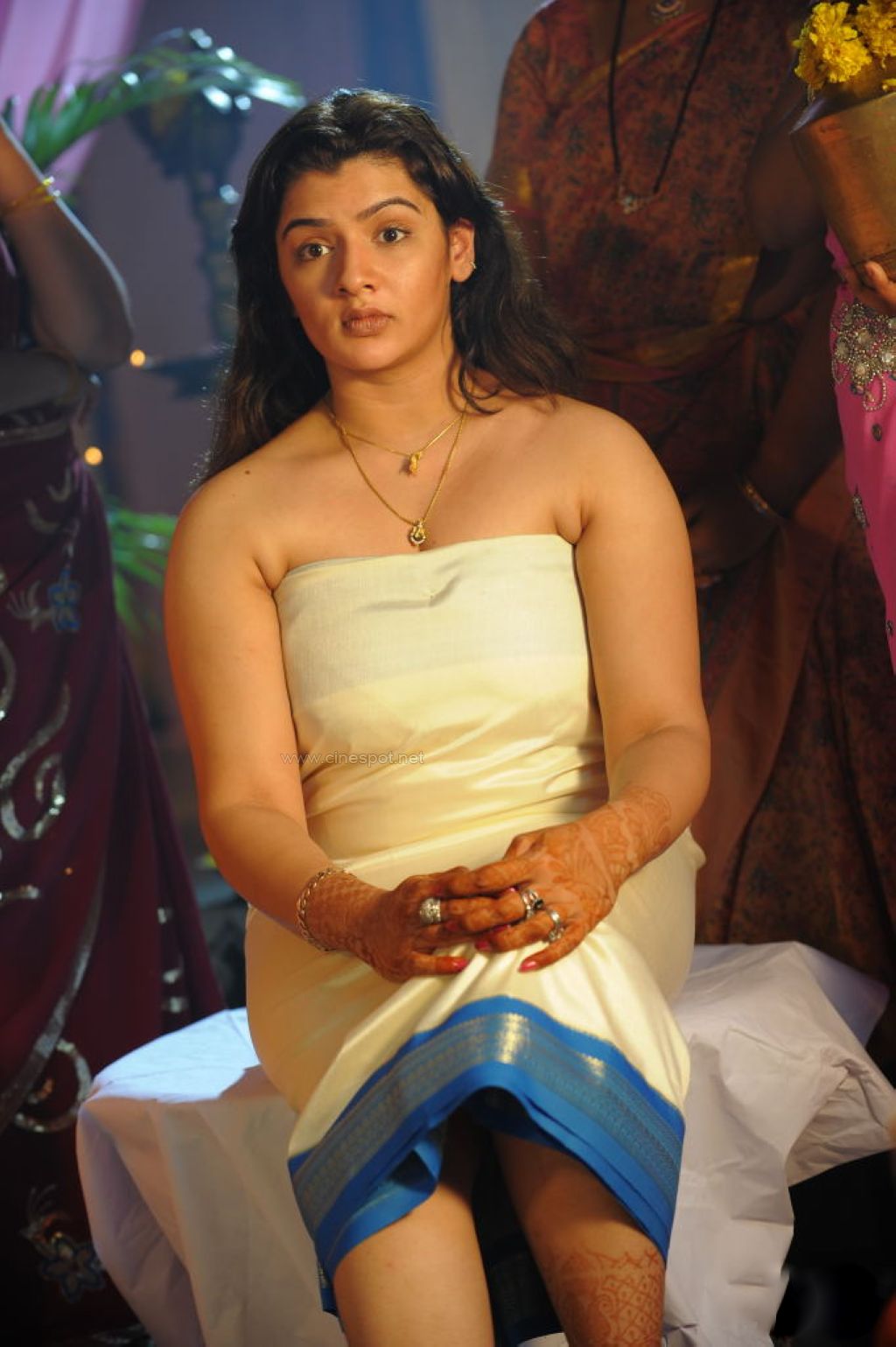 South Hot and Sexy Aarathi Agarwal Bathing Dress in Neelaveni ...