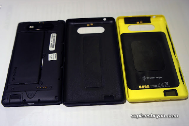 Nokia Lumia 820 with original back cover (middle) & back cover with wireless charging feature (right)