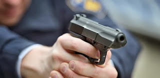 politie pistool misbruik ongewapend