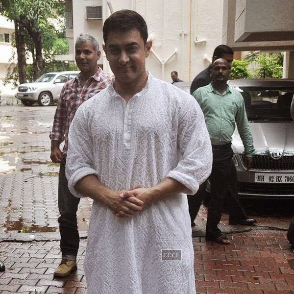 Aamir Khan poses for the lens outside his house during Eid celebration with his family, on July 29, 2014.(Pic: Viral Bhayani)