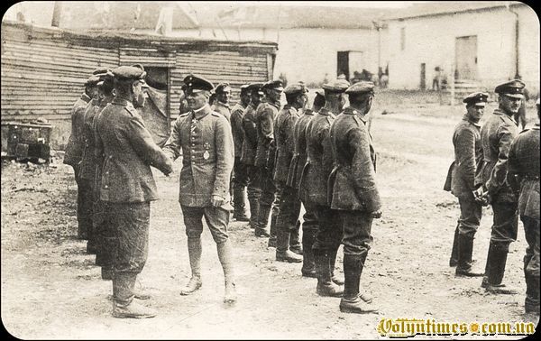 Освальд Бельке інспектує льотну ескадрилью. 1916 рік.