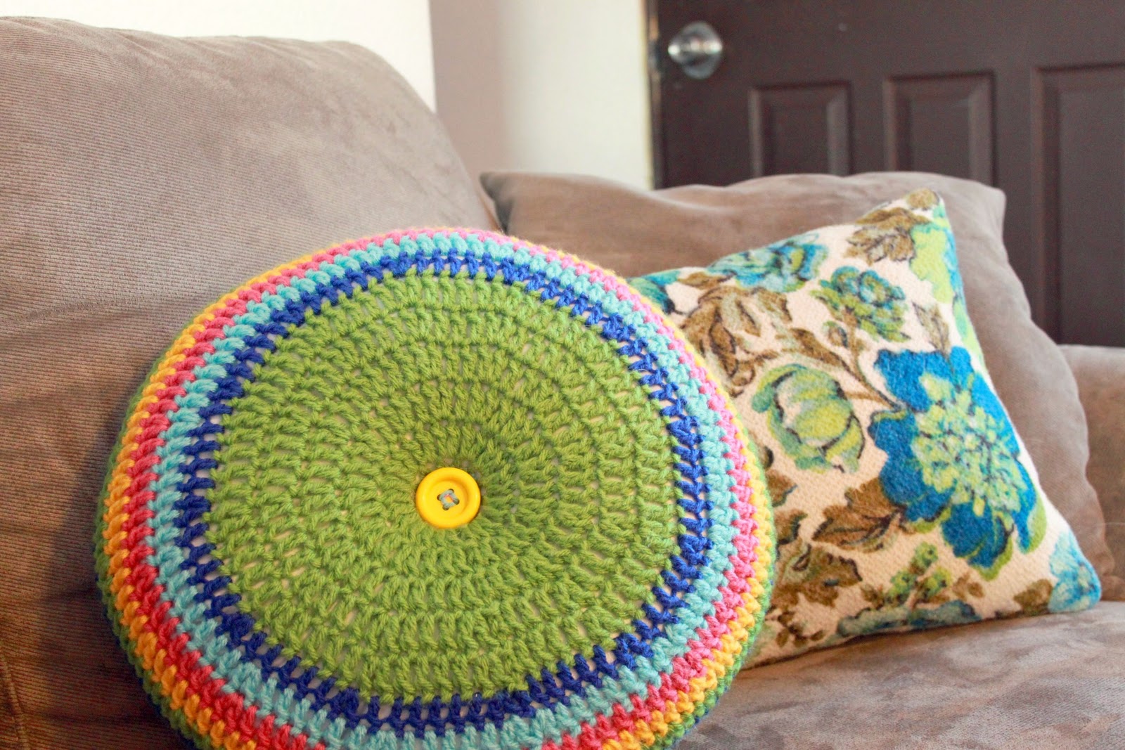 Easy Striped (16") Round Pillow Crochet Pattern | mamachee