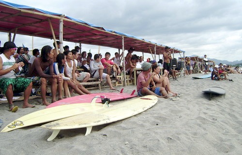 Crowd enjoying the wahine beginners surfing competition Crowd enjoying the wahine beginners surfing competition