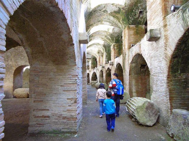 Sobrevivir en Nápoles y disfrutar los alrededores con niños - Blogs de Italia - Pozzuoli. Solfatara. Paseo marítimo de Nápoles (5)