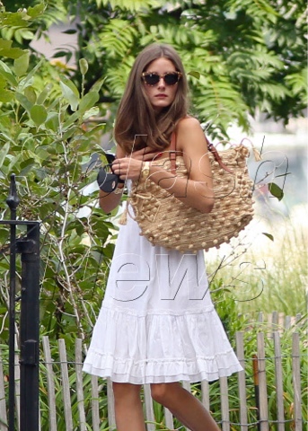 DIARY OF A CLOTHESHORSE: Olivia Palermo loves her Gerard Darel bag