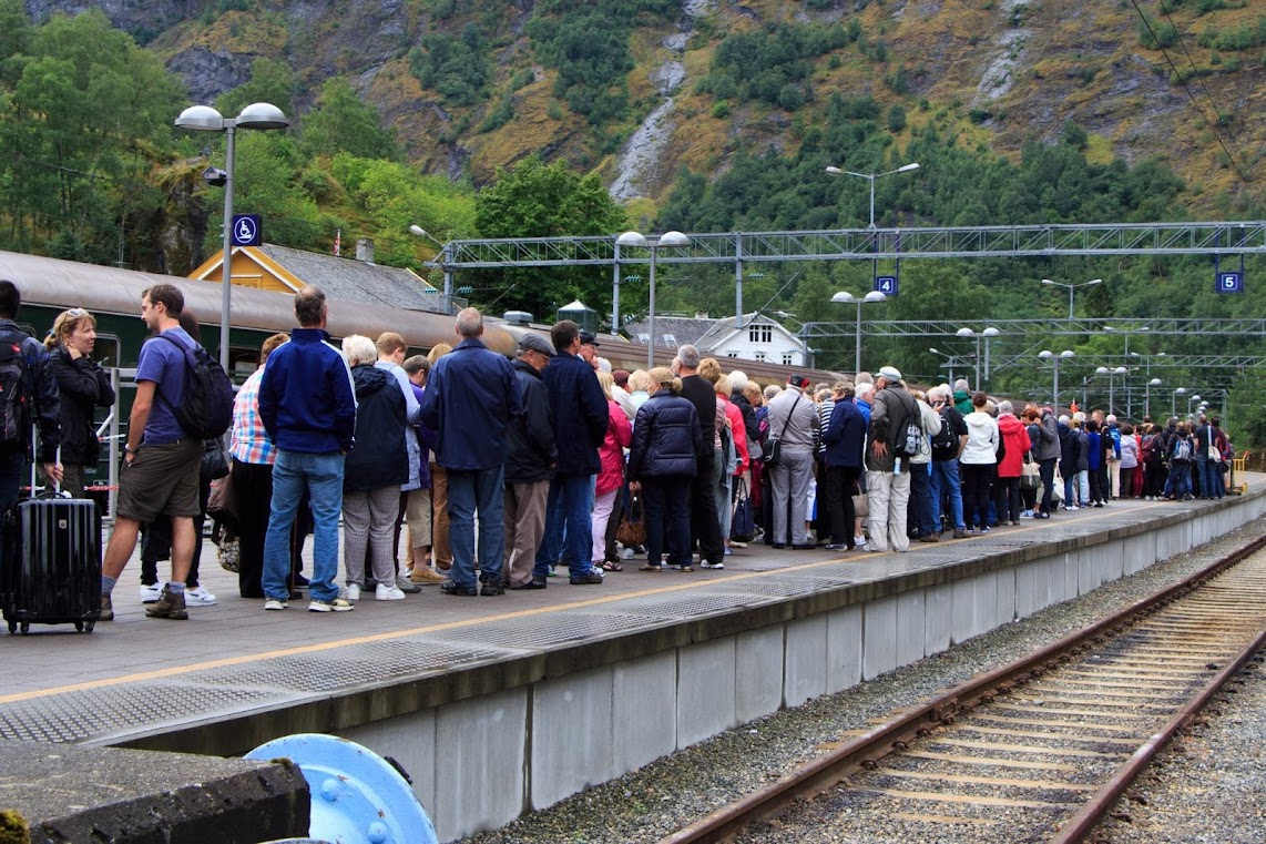 Flåm, station, grote belangstelling voor een ritje naar Myrdal