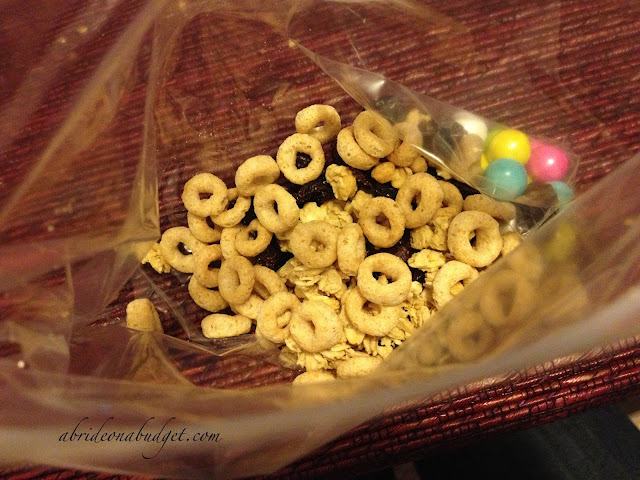 You should DEFINITELY send your wedding guests home with a late night snack ... and these Happy Trails trail mix wedding favors from www.abrideonabudget.com are PERFECT.